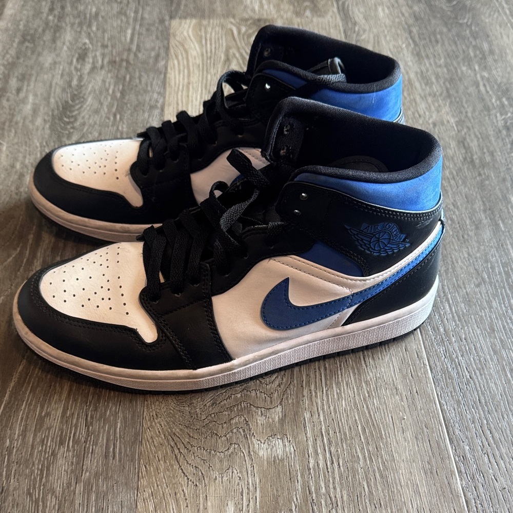 Nike Men's Black, White, and Blue Sneakers